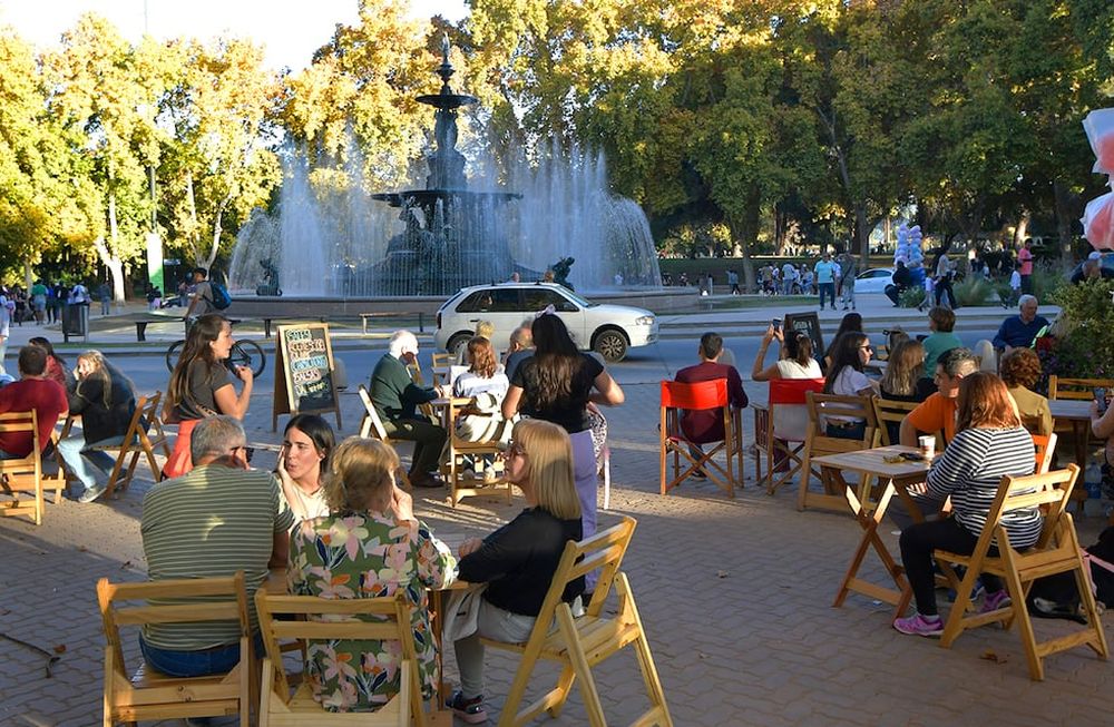 Otoño en MendozaMuchos mendocinos aprovecharon la jornada de temperatura agradable para pasear por el Parque General San MartínFoto: Orlando Pelichotti