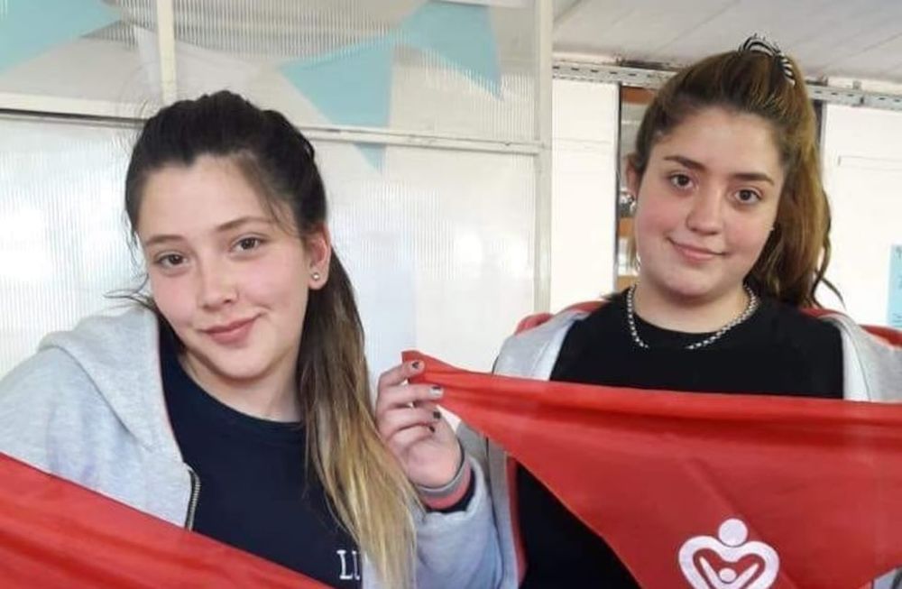 ¿Qué significa el pañuelo rojo que comenzó a verse en las redes sociales?