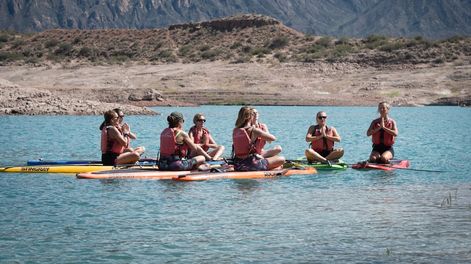 Los Andes | Las impulsoras e ideólogas del SUP Yoga en Potrerillos destacan que el entorno natural está íntimamente relacionado con la calma mental y el estímulo de los sentidos. | Foto: Ignacio Blanco / Los Andes