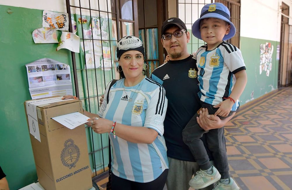 Pasadas las 8 de la mañana de este domingo comenzó el balotaje para definir quién será el próximo Presidente de Argentina. Hay 35 millones de personas habilitadas para votar entre el candidato de Unión por la Patria, Sergio Massa, y el de La Libertad Avanza (LLA), Javier Milei.Escuela Guillermo Rawson de Godoy Cruz . familia IbañezFoto: Orlando Pelichotti