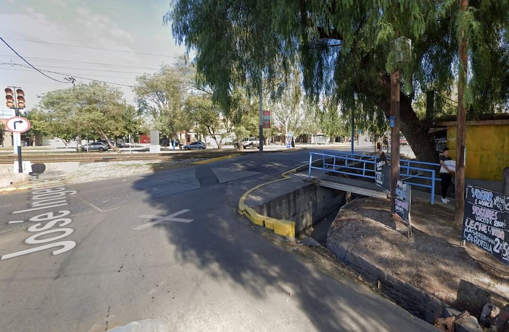 Encontraron un hombre muerto en un canal de Maipú e investigan las causa del deceso