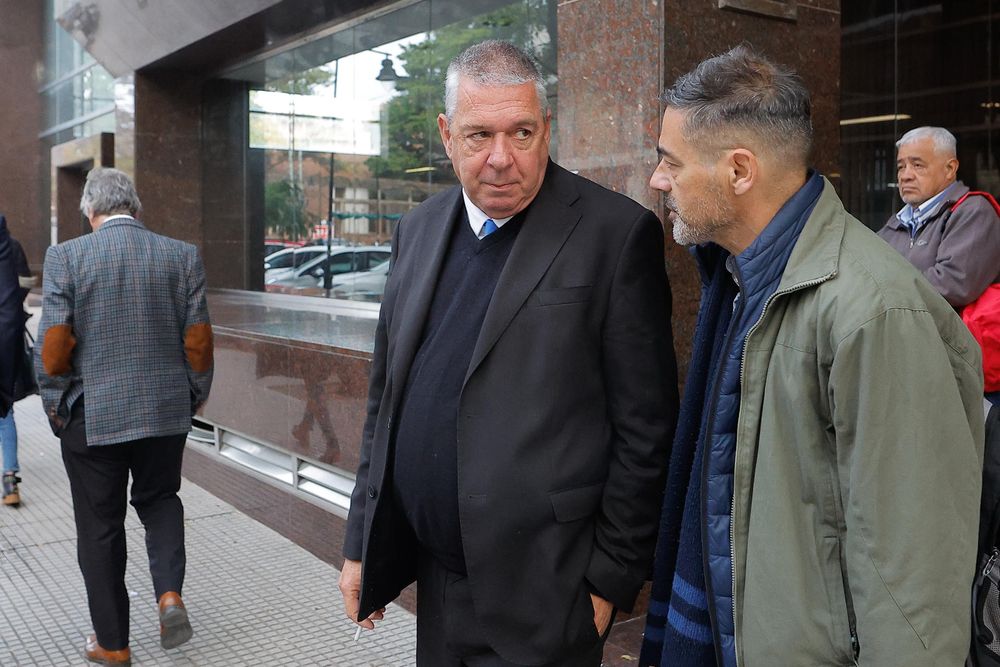 Julio Rivas (i) abogado de Leopoldo Luque acusado por la muerte de Diego Maradona, sale de los tribunales de San Isidro este martes, en Buenos Aires (Argentina). La Fiscalía pidió la suspensión del juicio por la muerte de Maradona durante 10 días para que se investigue si existen motivos para recusar a una de las juezas del tribunal, Julieta Makintach, acusada de parcialidad y de haber permitido el ingreso de dos documentalistas sin autorización. 