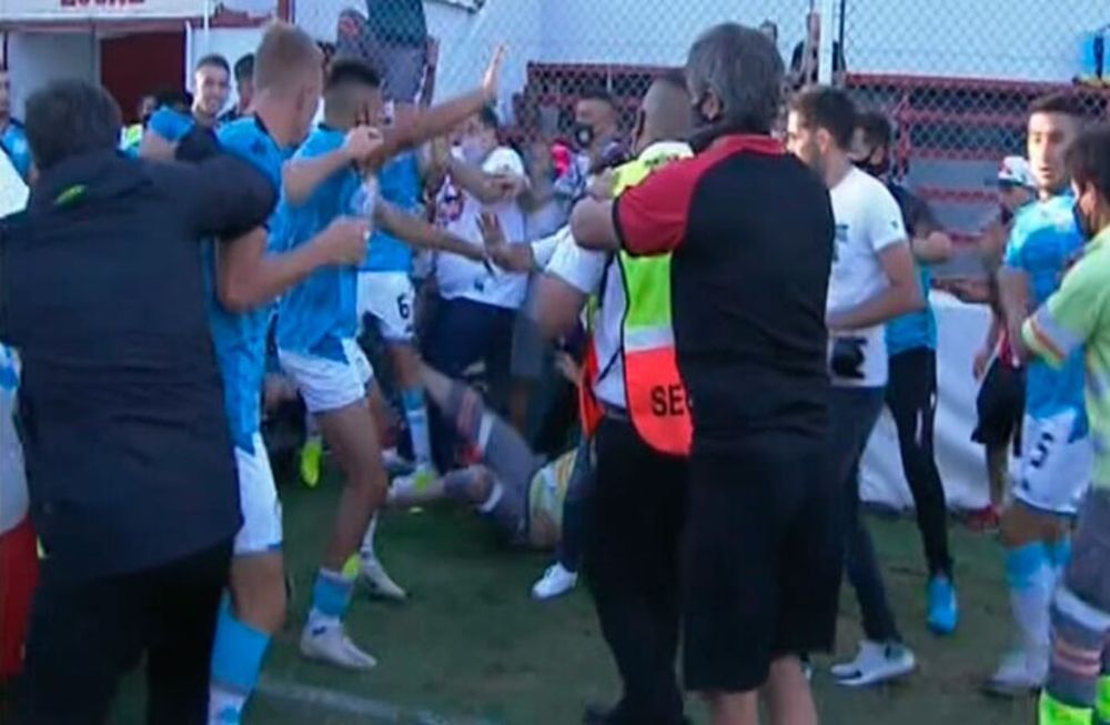 Los jugadores del Pirata tuvieron un cruce en el ingreso al vestuario.