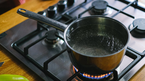 agua caliente en las canerias: la mejor forma de mantener limpia estas partes de tu casa
