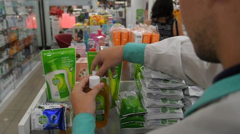 La farmacia ha implementado el sistema y podrá mejorar en un tercio la atención de los clientes. - Orlando Pelichotti / Los Andes