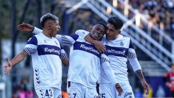 El Lobo venció 2-0 al Patrón en el Bosque con goles de Johan Carbonero y Cristian Tarragona. El equipo de Paraná profundizó su mal momento. / Gentileza.