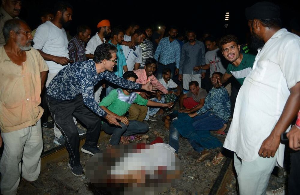 Un tren atropelló a una multitud que miraba fuegos artificiales: decenas de muertos