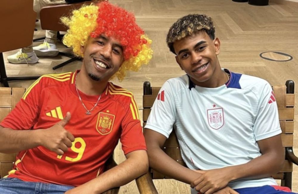 Lamine Yamal junto a su padre durante los festejos por la Eurocopa. Imagen la Vanguardia