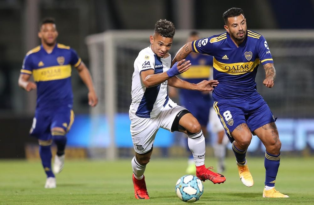 Los colombianos disputan la pelota en el Kempes en el partido entre albiazules y Xeneizes