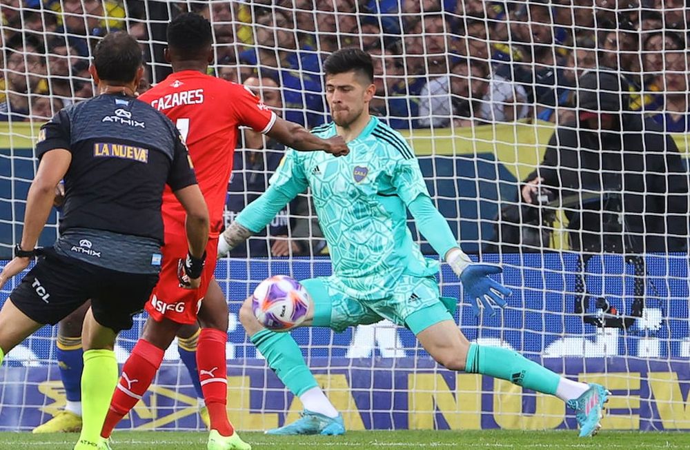 AMDEP8519. BUENOS AIRES (ARGENTINA), 23/10/2022.- El arquero de Boca Juniors Agustin Rossi tapa un remate hoy, en un partido de la primera división argentina entre Boca Juniors e Independiente en el estadio La Bombonera en Buenos Aires (Argentina). EFE/Juan Ignacio Roncoroni
