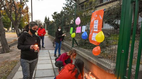 Los Andes | Ya desde los días de las restricciones por la pandemia, padres autoconvocados, alumnos y docentes vienen pidiendo por más días de clases. En la imagen, una manifestación de 2021 en el Colegio Magisterio.