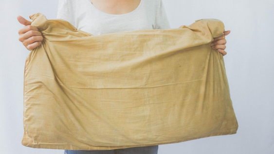 Lo que esconden tus almohadas puede afectar tu salud. Cómo actúa el moho, qué hacer con las manchas y consejos clave para una correcta limpieza y prevención