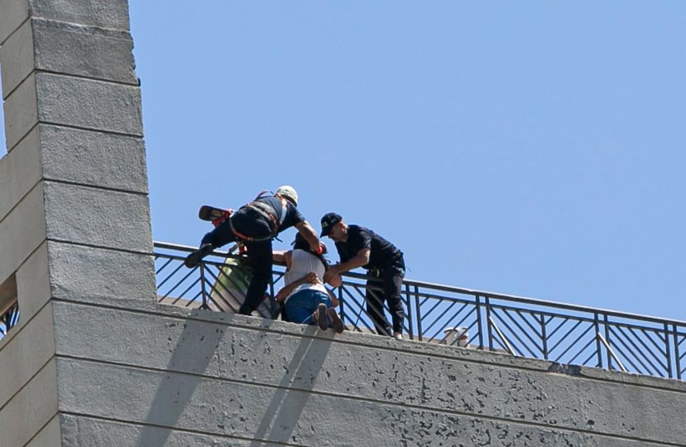 Rescataron a una mujer amenazaba con saltar al vacío desde un conocido hotel - Foto Delfina Álvarez / Los Andes