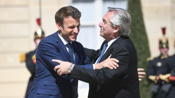 Alberto Fernández y Emmanuel Macron en Francia (Foto: Presidencia)