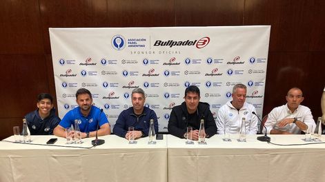 Estuvieron presentes en el evento, el Presidente de Asociación de Padel Argentino, Santiago Brito; el Secretario General, Esteban Biasi, el representante de la marca Bullpadel y ex jugador, Pablo Rovaletti y además, el jugador del Seleccionado Nacional, Federico Chingotto. / Gentileza.