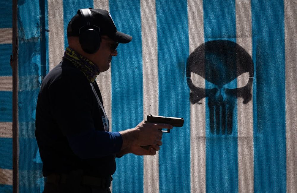 Tiro Dinámico o Tiro en MovimientoDespués de 8 años se vuelve a realizar la instrucción en Tiro Dinámico para civiles y personal de policial en el Tiro Federal de Mendoza.Para finalizar el curso, se realiza un torneo que consiste en desplazarse entre distintos obstáculos y disparar a blanco de cartón y metálicos en forma segura y en el menor tiempo posible.Esta modalidad la pueden practicar tanto mujeres, hombres y personas con discapacidad.   Foto: Ignacio Blanco / Los Andes
