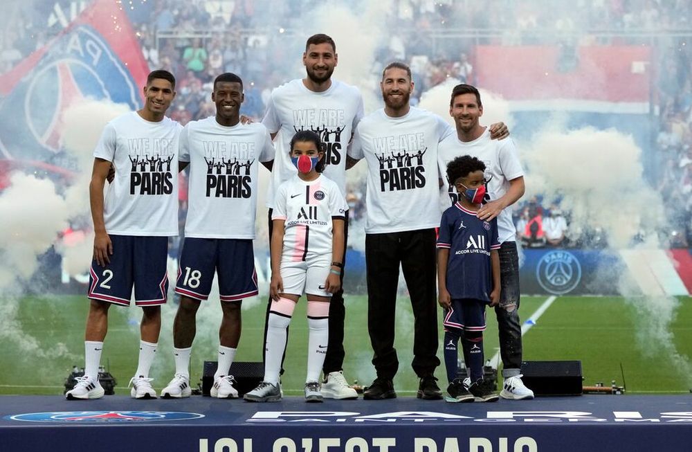 Achraf Hakimi, Georginio Wijnaldum, Gianluigi Donnarumma, Sergio Ramos y Lionel Messi posan antes del partido con el Racing de Estrasburgo.