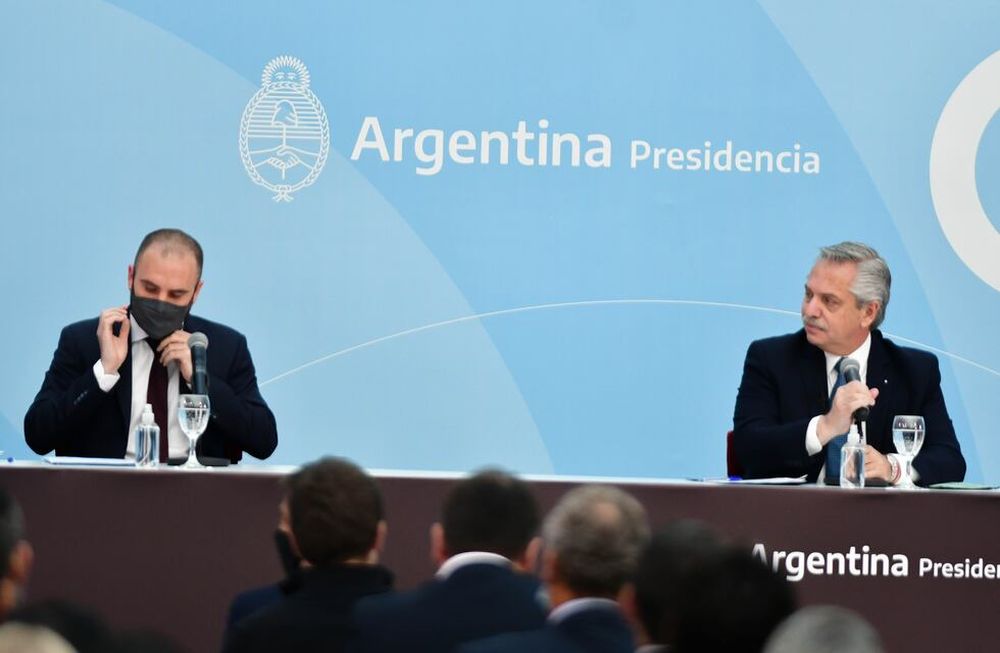 Martín Guzmán junto Alberto Fernández en Casa Rosada durante un acto esta semana (Foto Federico López Claro)