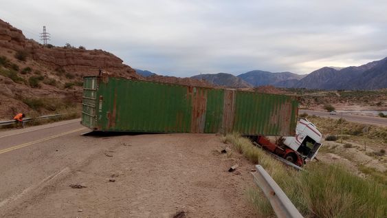 Volcó un camión en la Ruta Nacional 7