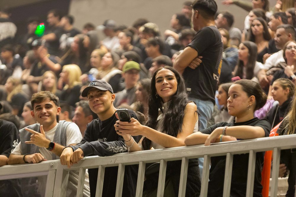 El clima era de fiesta desde horas antes, los fans desde la platea a la espera de cantante.&nbsp;