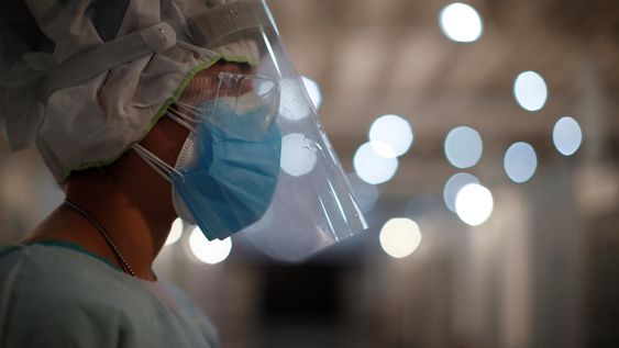 Una trabajador social en Tecnopolis, que ha sido reutilizado como refugio para poner en cuarentena a pacientes con COVID-19 que están asintomáticos o tienen síntomas leves. AP