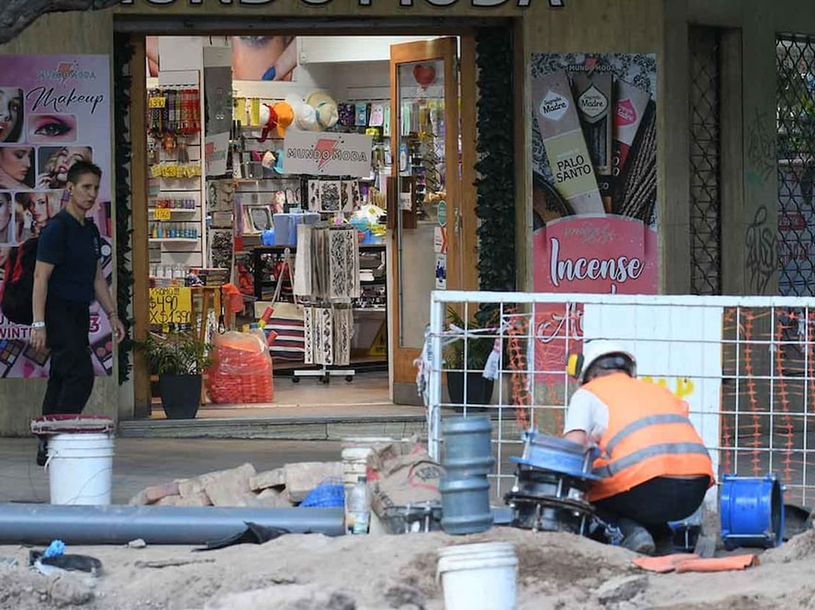 En la esquina de calles Garibaldi y San Juan de Ciudad, personal de Aguas Mendocinas trabajan en la renovación de cañerias de agua donde se realizará el nuevo hormigonado de calle San JuanFoto: José Gutierrez / Los Andes