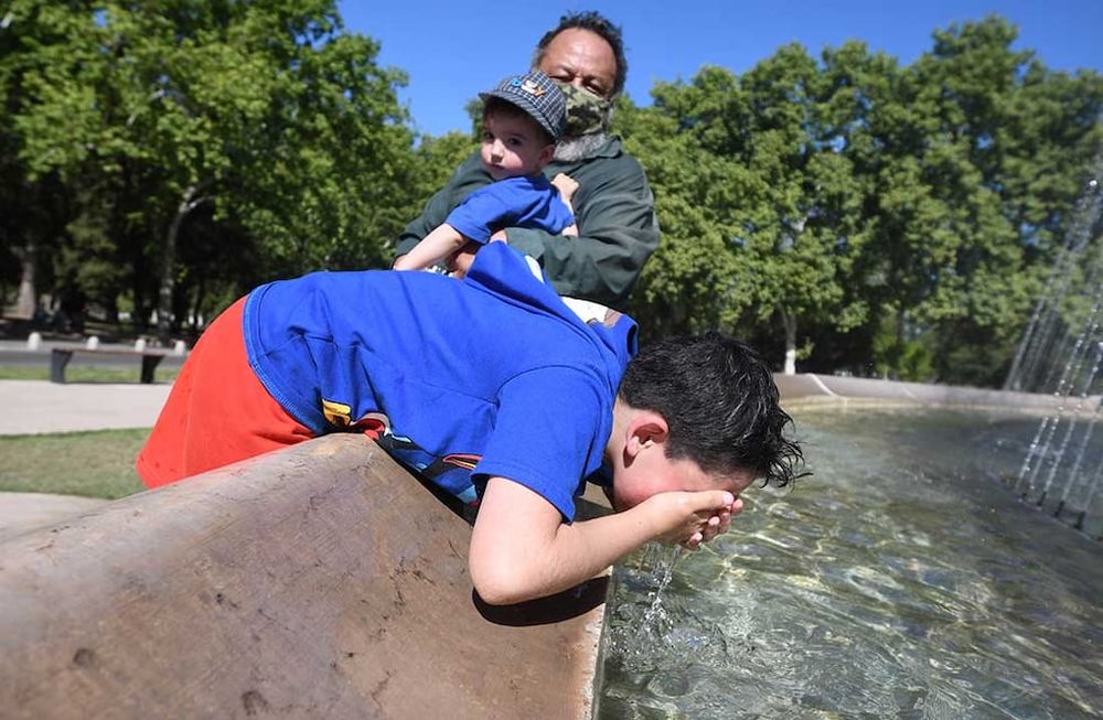 Calor en Mendoza.Se viene una semana con temperaturas mayores a 30 grados en la provincia de Mendoza.Juan Francisco junto a su papá Urbano y su hermanito Francesco se refresca en la fuente de Los Continentes en el parque General San Martín de Ciudad.
