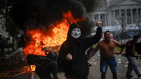 Los Andes | Un manifestante gesticula mientras asiste a una protesta cerca del Congreso Nacional, el día en que los senadores debaten el proyecto de reforma económica del presidente argentino Javier Milei, conocido como Ley Bases. Foto NA: REUTERS/Mariana Nedelcu