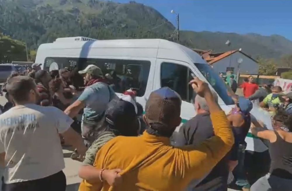 Ataque a la camioneta en que viajaba Alberto Fernández en Chubut - Gentileza