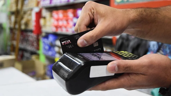 Le robó la tarjeta a un compañero de trabajo: compró pasajes, ropa y hasta un árbol de navidad
