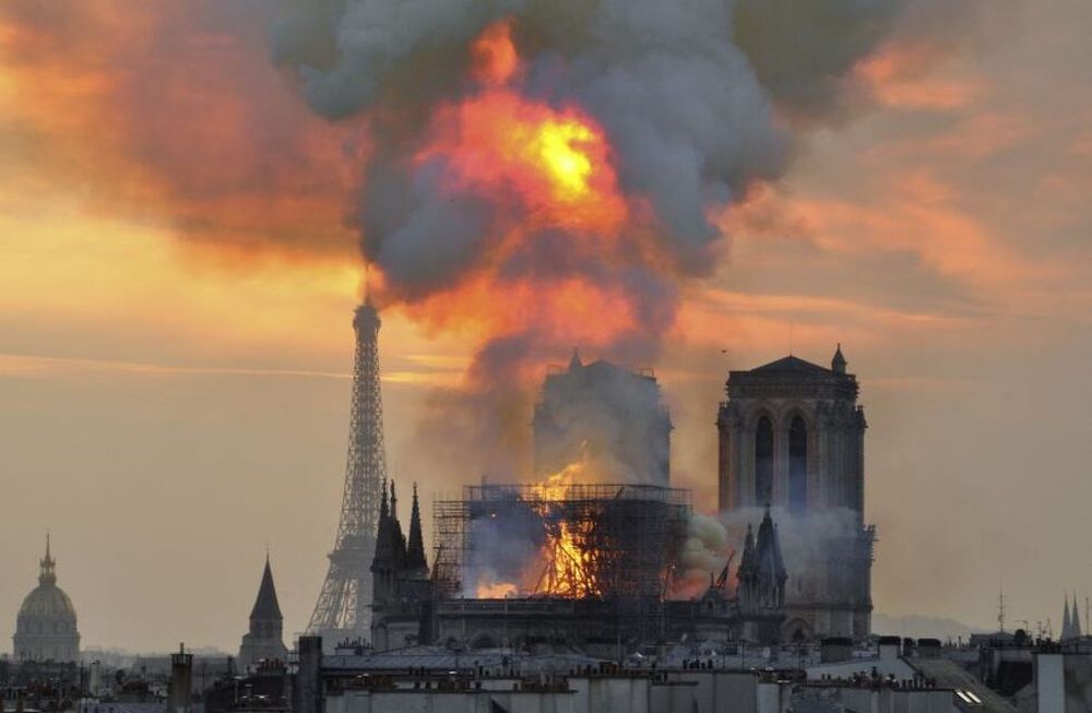 La imagen de hace dos años. Emmanuel Macron propone reabrir al público en 2024 la famosa Catedral de París, después del incendio que casi la destruye.