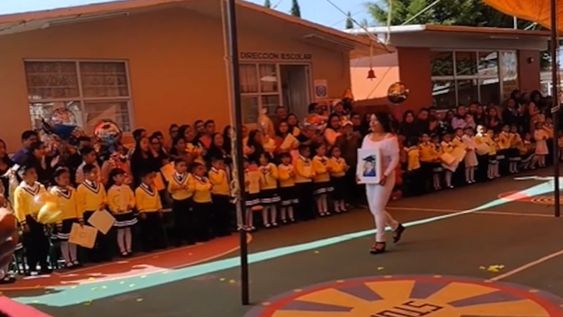 Yardil Turin recibió el diploma de su pequeño hijo en el acto de colación del jardín de infantes.