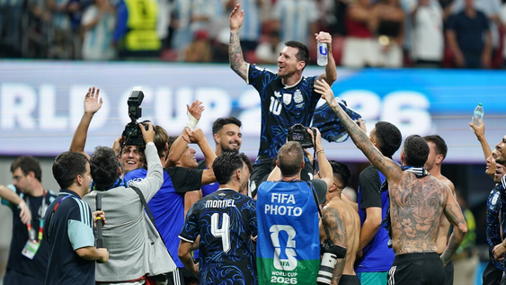 Festejo Albiceleste. Todos los jugadores se rindieron a los pies de Lionel Messi, una vez más.&nbsp;