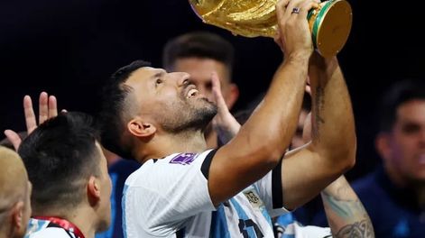 El Kun Agüero también se dio el gusto de levantar la Copa del Mundo.