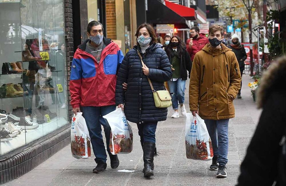 ¿Una campera puede costar más que un alquiler? Foto: Marcelo Rolland/Los Andes
