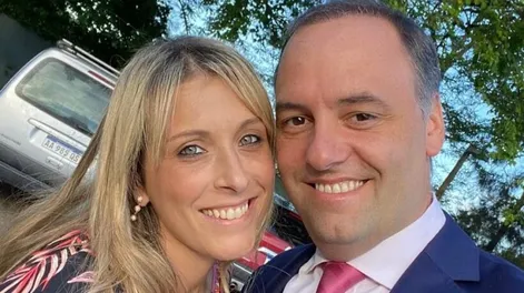 Manuel Adorni junto a su esposa Bettina Angeletti.