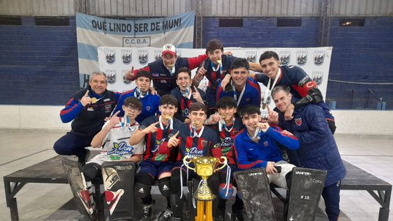 Hockey Patín. Fiel a sus mística hockística, los jugadores Juniors de Andes Talleres festejan un nuevo campeonato Argentino de la categoría.