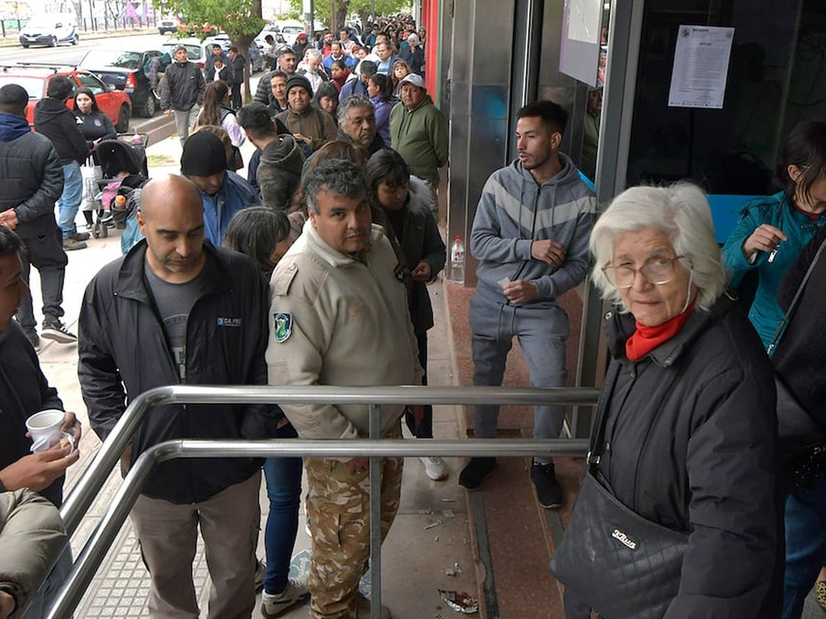 Jubilaciones en dos tramos: cómo se pagarán los montos en abril - Foto: Orlando Pelichotti / Los Andes