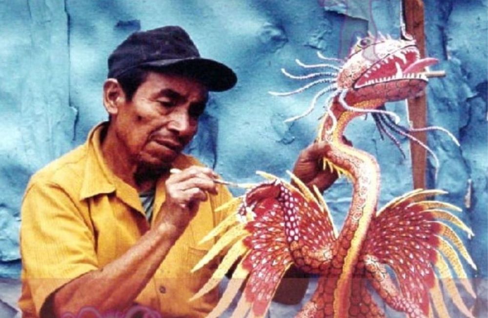 El artista se volvió experto en la técnica de papel maché a los 12 años.