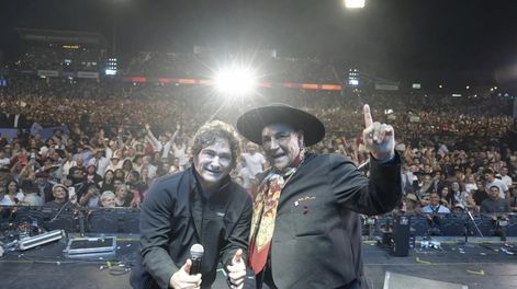 En el marco del tour de la gratitud Javier Milei estuvo semanas atrás en el escenario del festival de Jesús María junto al Chaqueño Palavecino.