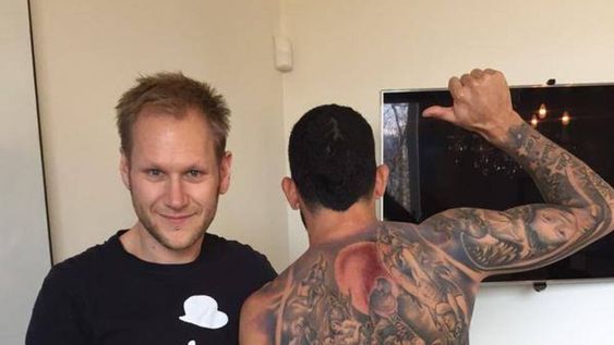 Tevez sorprendió con un impresionante tatuaje en su espalda