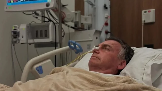 Jair Bolsonaro sigue internado tras operación intestinal.