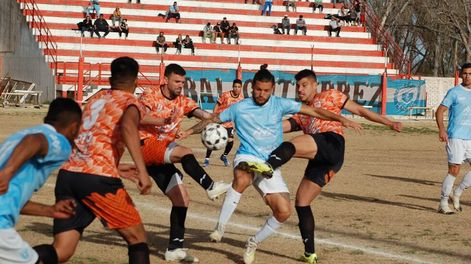 Los Andes | Una batalla. Lautaro Suraci, goleador de Gutiérrez, rodeado por tres jugadores de Rivadavia. El Celeste no pudo en el Comunal.