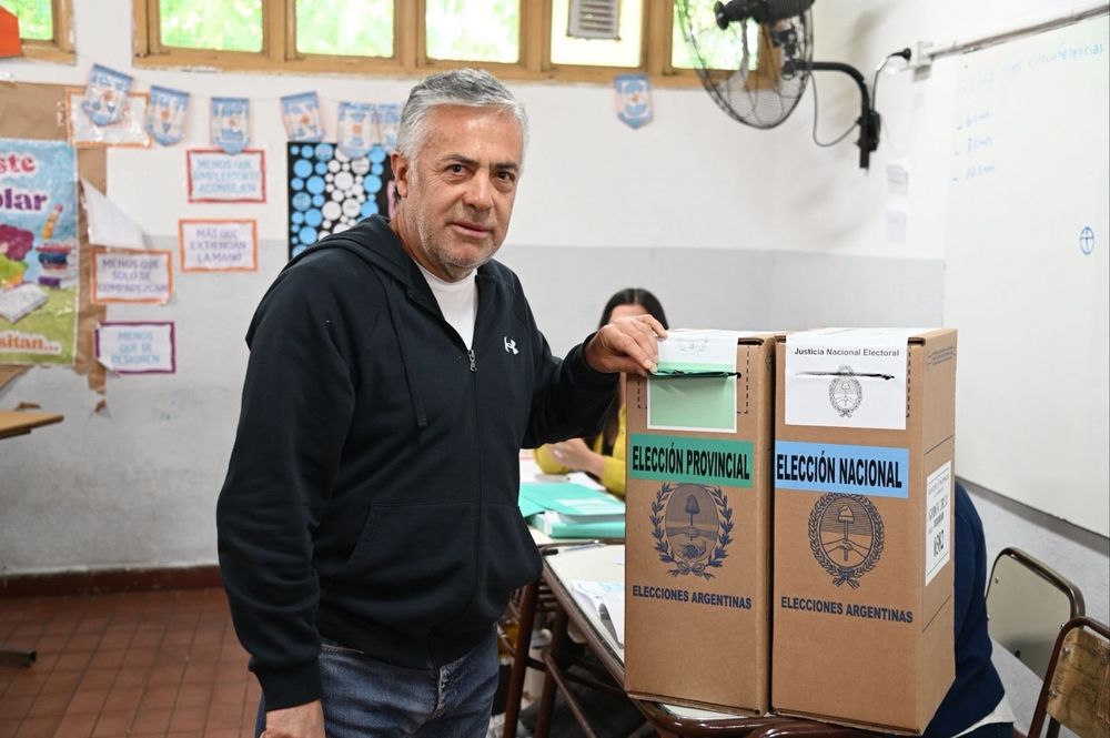 Alfredo Cornejo vota en las elecciones legislativas 2025