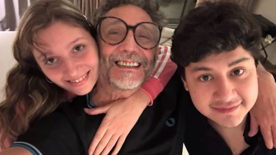 la foto de fito paez con cecilia roth, romina ricci y sus hijos en el cumpleanos de margarita