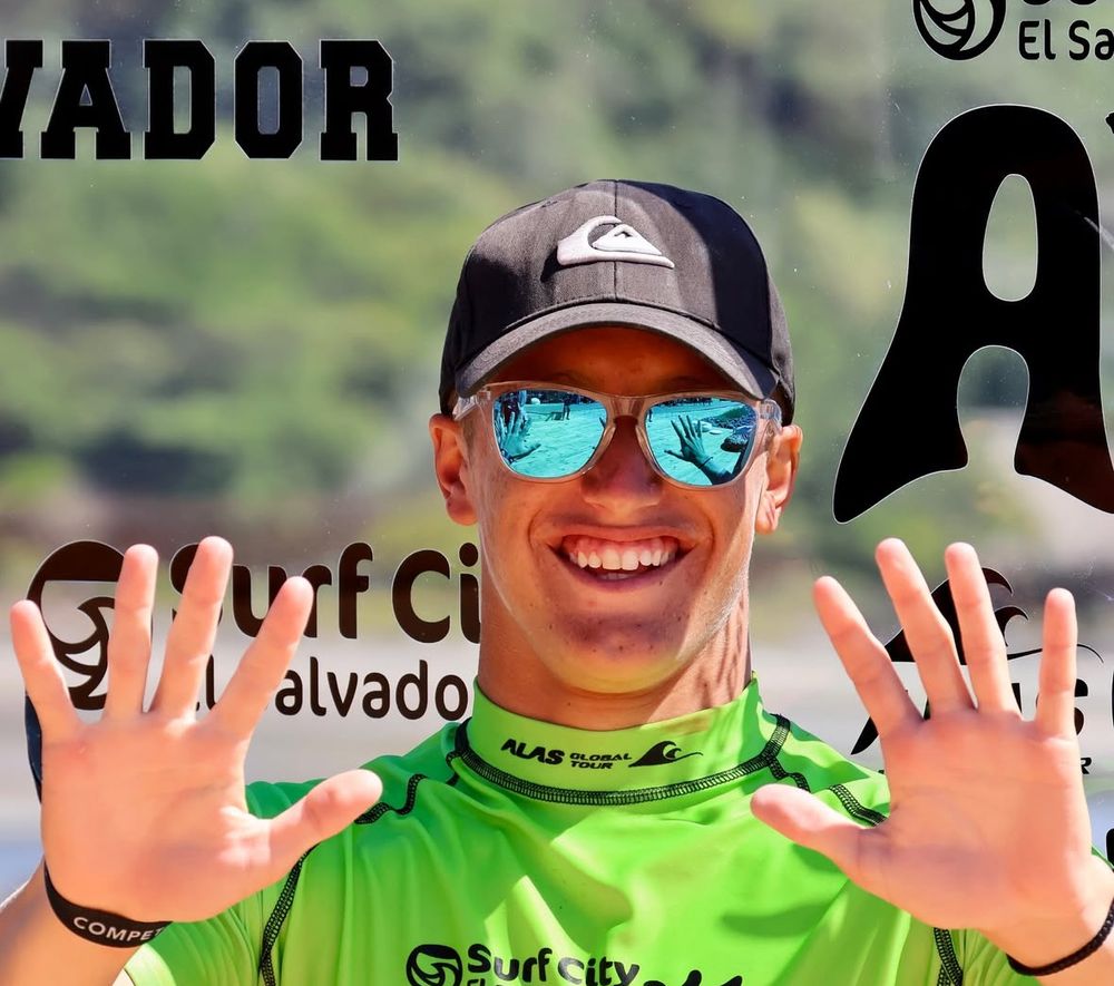 SURF. &nbsp;Thiago de racha. Arrasa en Juniors y ahora en Open.