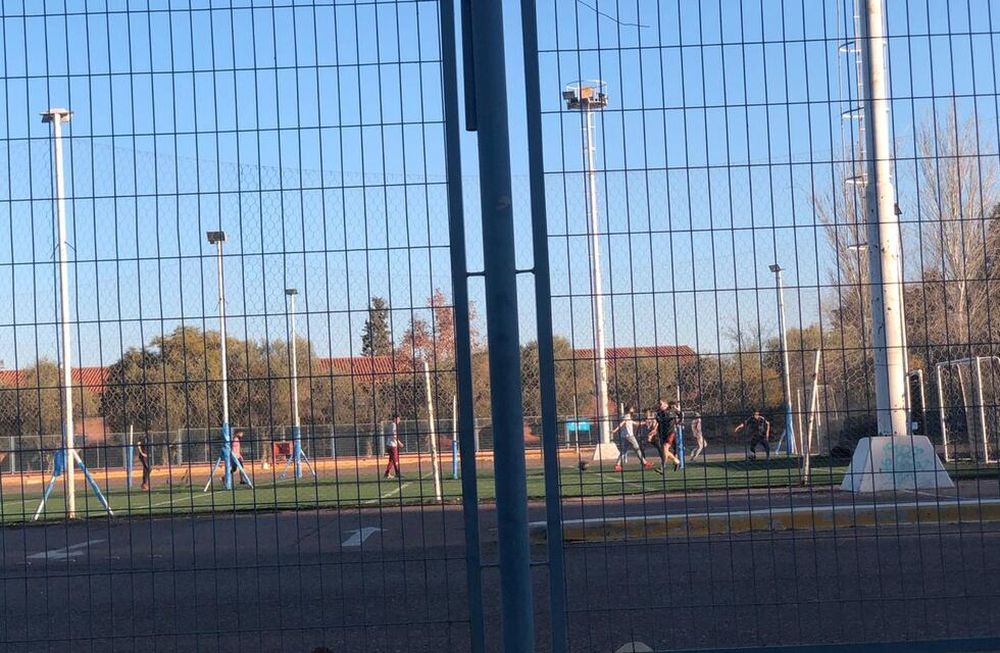 En la tarde de hoy, 10 jóvenes, se metieron al Predio La Masia y jugaron un picadito amistoso. Terminaron todos en la Comisaria 44 del Barrio Unimev. / Gentileza.