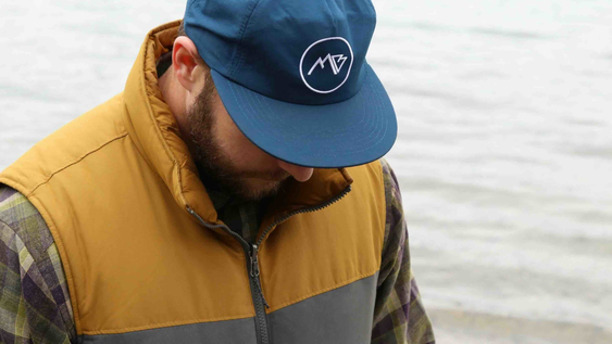 Qué significa usar gorras todos los días, según la psicología.
