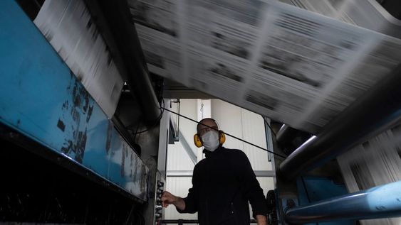 Los trabajadores de la planta impresora y los departamentos técnicos hicieron los ajustes pertinentes para que Los Andes llegue a la mano de los lectores. Foto: Ignacio Blanco / Los Andes