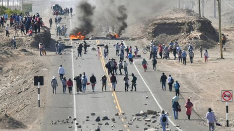 Policías enfrentan a manifestantes y patrullan la carretera Panamericana en el distrito de La Joya, provincia de Arequipa. (Télam)